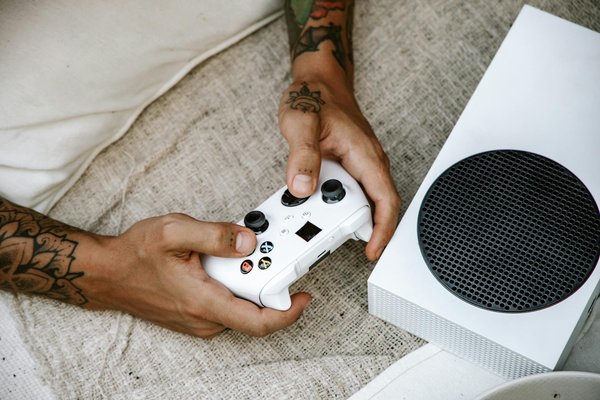 Quels sont les avantages des claviers sans fil avec recharge solaire pour une utilisation prolongée ?