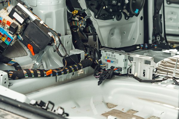 Comment configurer un système de stockage hybride (SSD + HDD) pour un équilibre entre coût et performance ?